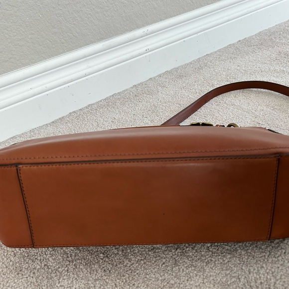 Elegant Brown Leather Shoulder Bag - Picture 4 of 11